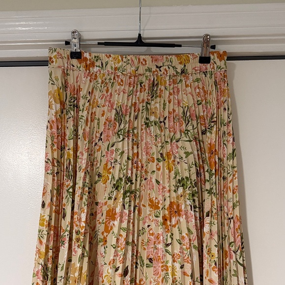 Skies Are Blue Floral Pleated Maxi Skirt - Picture 5 of 6